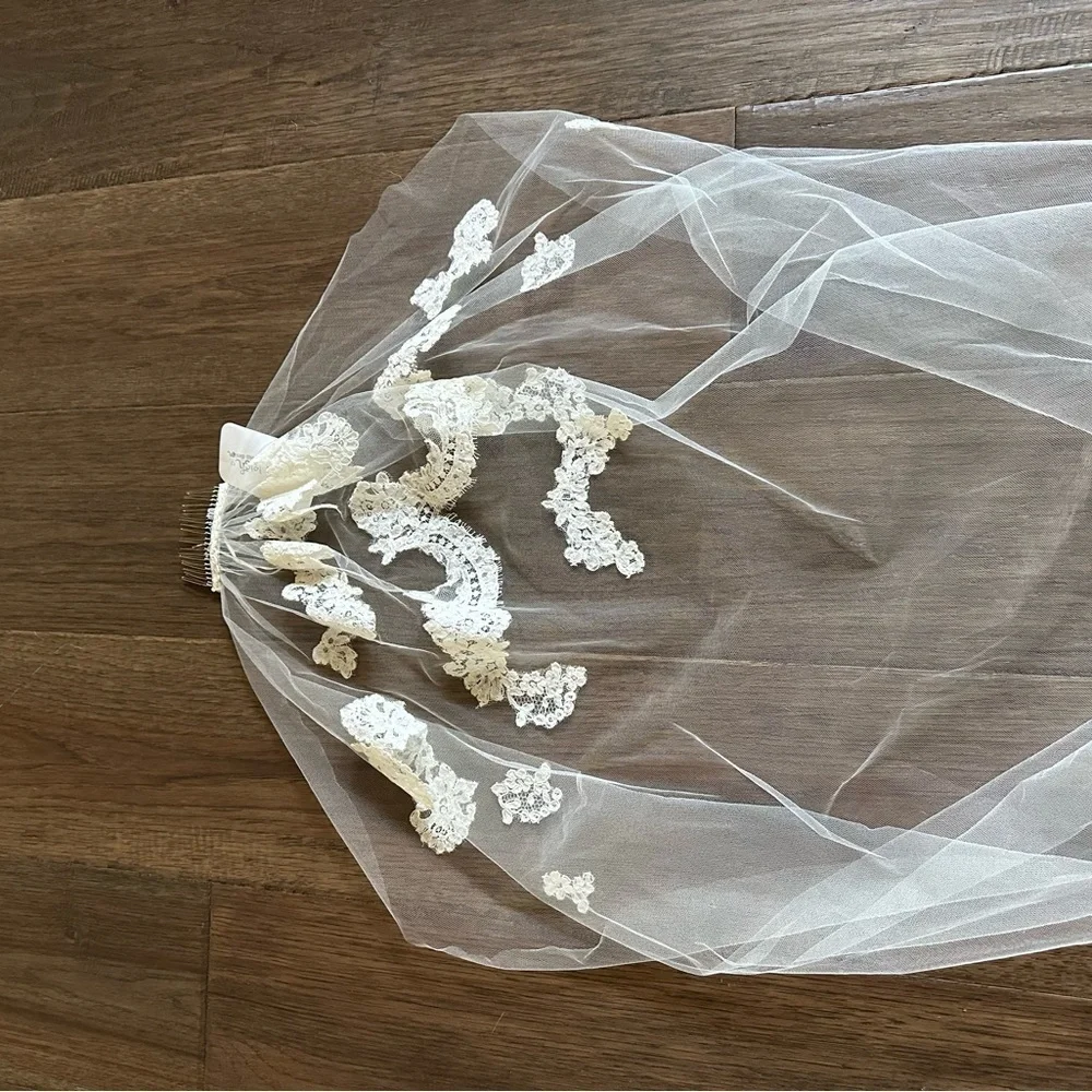 Jennifer Leigh L’Oréal Ivory 50” French Alencon Lace Veil
